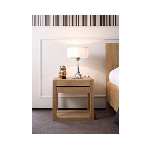 Dormitorio con Mesilla y cama colección Azur de Ethnicraft fabricada en Roble