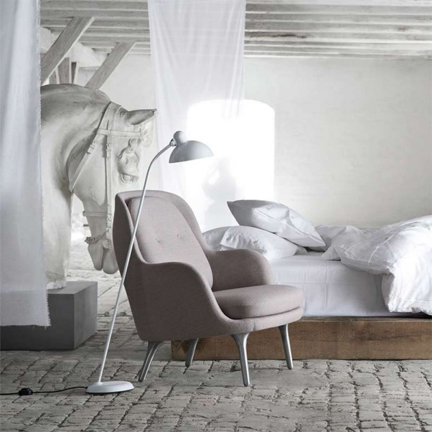 Dormitorio con Lámpara de Pie Kaiser de Fritz Hansen color blanco y butaca Fri