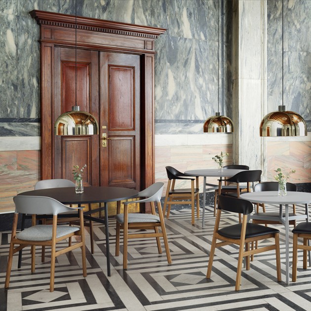Interior con Herit Chair color gris y negro de Normann Copenhagen