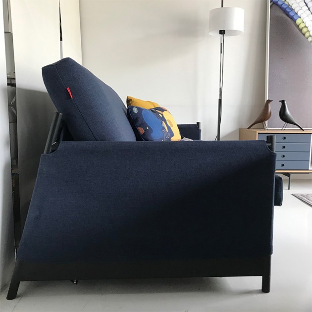 Sofá cama Neat de Innovation color azul en Moises Showroom