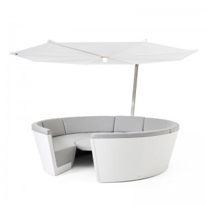 Composición Kosmos con asientos bajos y mesa ajustable color gris y parasol Inumbrina de Extremis, disponible en Moisés showroom