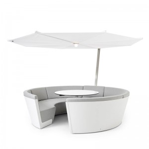 Composición Kosmos con asientos bajos y mesa fija color gris y parasol Inumbrina de Extremis, disponible en Moisés showroom