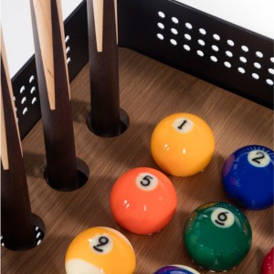 Detalle palos y bolas en el Carrito billar diagonal de RS Barcelona. Disponible en Moisés Showroom