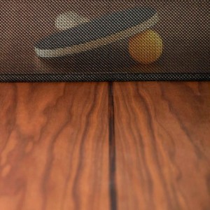 Detalle red y madera nogal de la mesa de ping pong You and me de RS Barcelona. Disponible en Moisés showroom