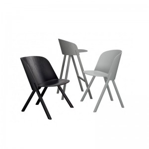 Butaca That color jet black y otras sillas en roble lacado de E15. Disponible en Moisés showroom