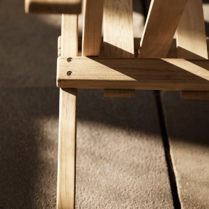 Detalle acabado madera de teca de Deck chair BM5568. Disponible en Moisés showroom