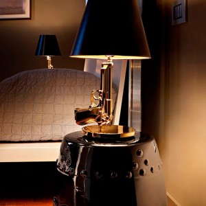 Dormitorio con Lámpara de mesa Bedside Gun de Flos. Disponible en Moisés showroom