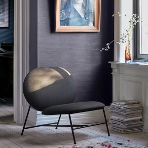 Salón fotografiado por Chris Tonnensen con silla Oblong color gris oscuro de Northern.  En moisés showroom
