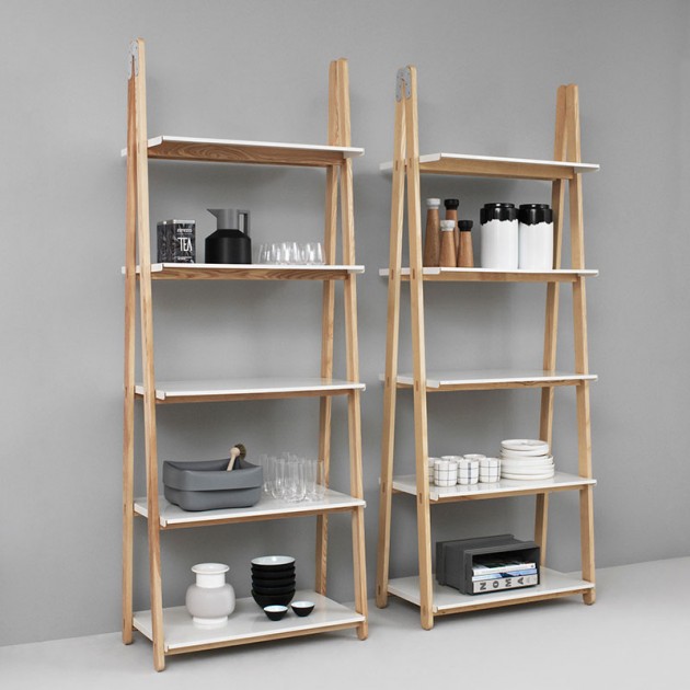 Estanterías One Step Up Bookcase alta color blanco en exposición de Normann Copenhagen