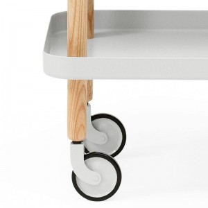 detalle rueda Carrito Block Table color blanco y roble de Normann Copenhagen.
