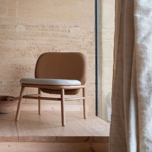 Ambiente sillon respaldo bajo Lana madera de Ondarreta en Moises Showroom