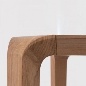 Detalle mesa de madera de roble Silu de Ondarreta en Moises Showroom