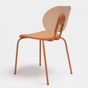 Trasera silla Hari respaldo de madera de Ondarreta en Moises Showroom