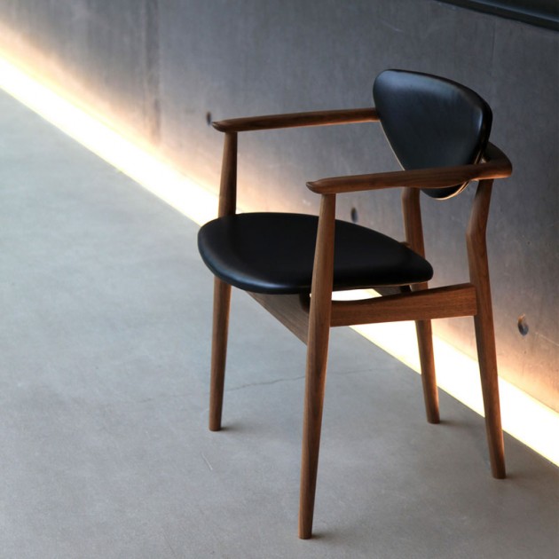 Silla 109 Chair en nogal de Finn Juhl en Moises Showroom