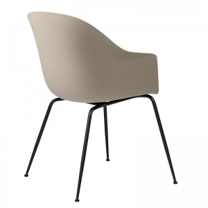 Silla Bat Dining Chair base negra mate + carcasa beige en Moises Showroom