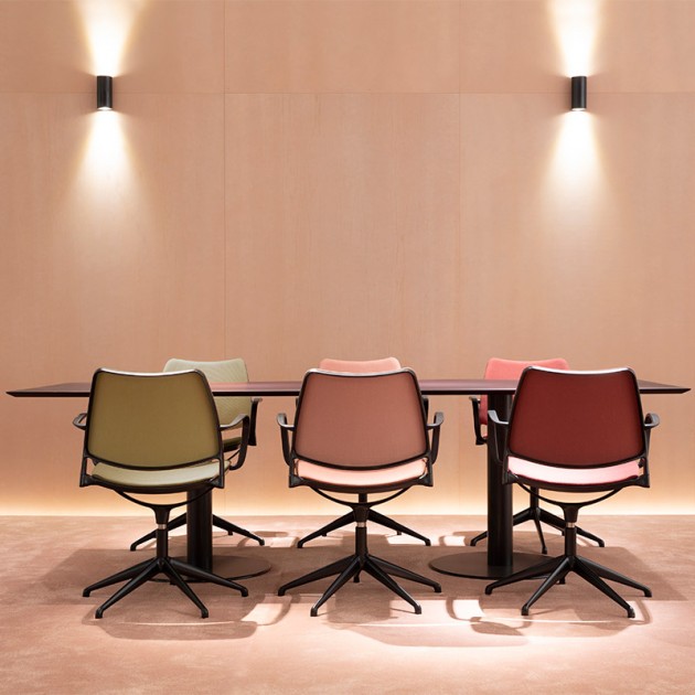 ambiente sala de reunión sillas Gas autoretorno colores Stua