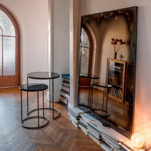 recibidor con espejo de pared envejecido bronze Ethnicraft