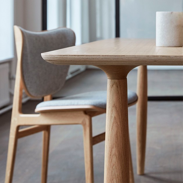 Mesa Oku Dining Table roble natural de Norr11 en Moises Showroom