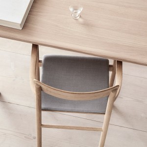 ambiente detalle Fredericia silla Post fresno lacado asiento tapizado gris