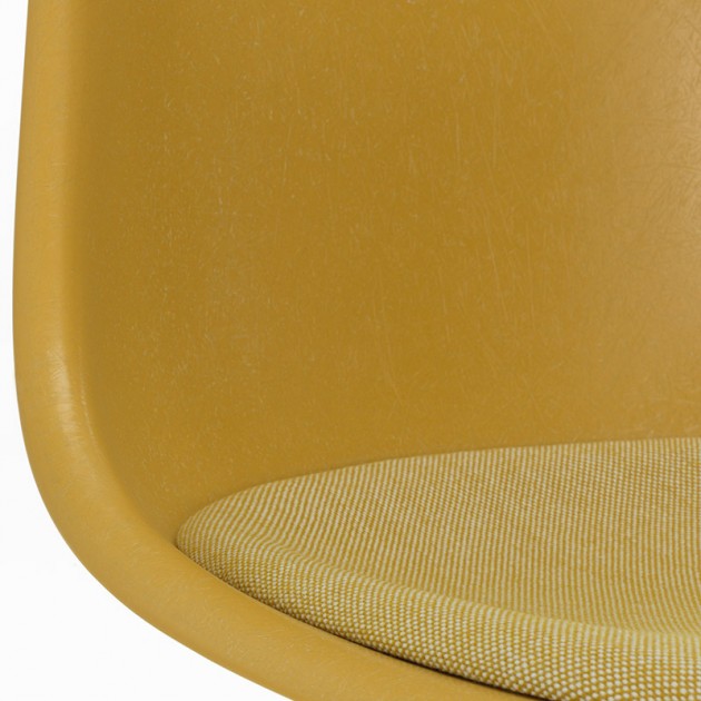 detalle carcasa Eames Fiberglass side chair DSW ochre light