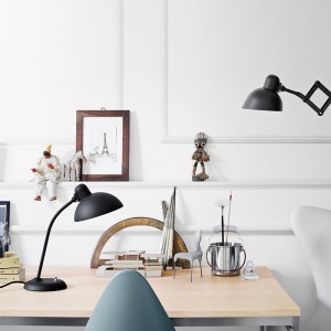 Ambiente con Lámpara de mesa basculante Kaiser color negro mate de Fritz Hansen