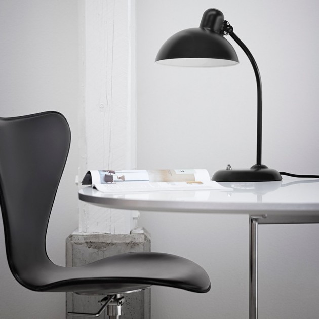 Lámpara de mesa basculante Kaiser color negro mate de Fritz Hansen