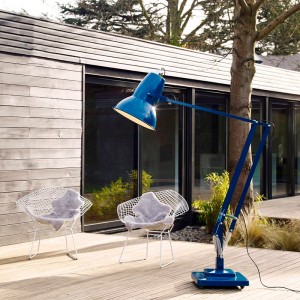 Lámpara Original 1227 Giant Outdoor Floor Lamp Anglepoise azul marino ambiente