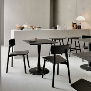 Imagen ambientada Ethnicraft cafetería silla Casale roble teñido en negro