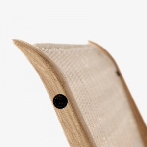Detalle madera respaldo butaca X HM10 de &Tradition