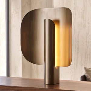 Imagen de detalle ambientada lámpara de sobremesa Stockholm bronce encendida de Punt Mobles.