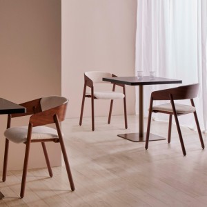 Mava chair tapizada estructura nogal super mate imagen ambientada  cafetería de Punt Mobles.