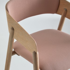 Detalle silla Mava tapizada estructura roble mate de Punt Mobles.