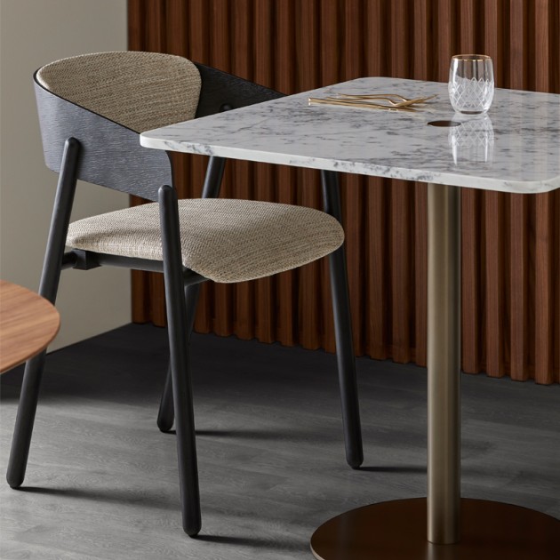 Mava chair tapizada estructura roble teñido ébano imagen ambientada  cafetería de Punt Mobles.