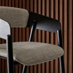 Detalle Mava chair tapizada estructura roble teñido ébano de Punt Mobles.
