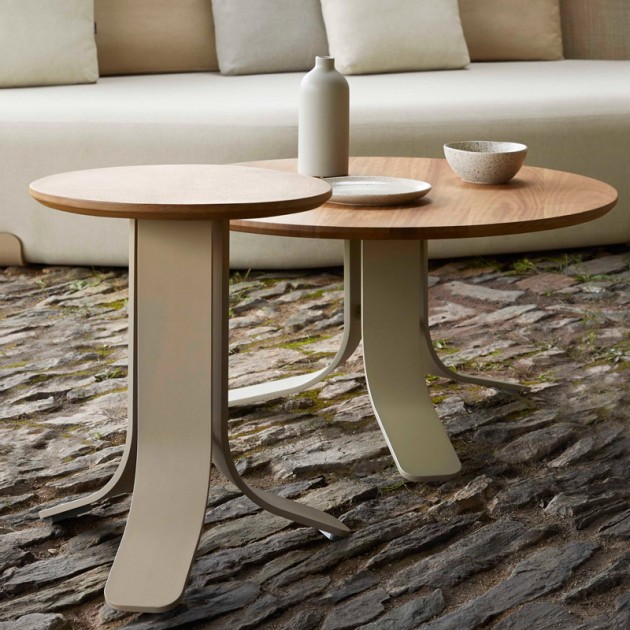 Imagen mesas bajas Isla con sobre de madera de Iroko y estructura color arena de Gandía Blasco.