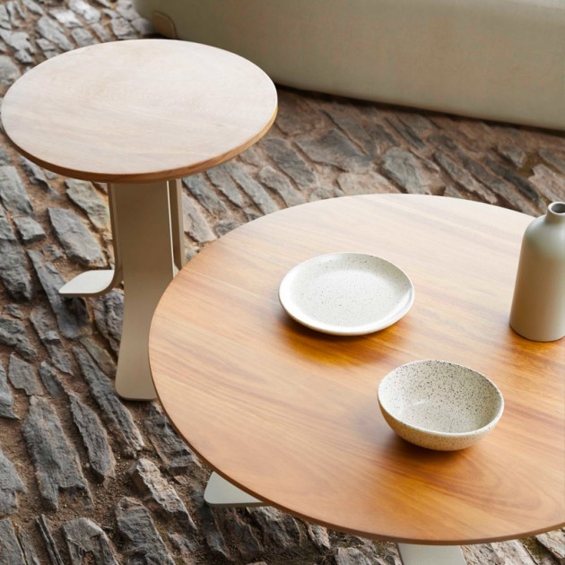 Imagen detalle mesas bajas Isla con sobre de madera de Iroko de Gandía Blasco.