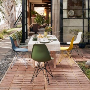 Imagen ambientada Home Stories for Spring 2023  Wire Chair DKR Colours de Vitra