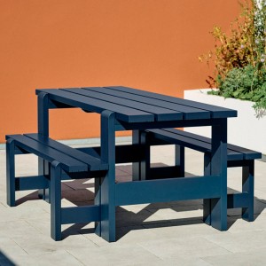 Imagen ambientada mesa Weekday madera de pino lacada al agua color steel blue de HAY