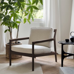 Imagen ambientada sillón Jack caoba marrón tapizado ivory de Ethnicraft