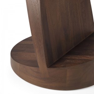 Detalle base mesa auxiliar Oblic teca marrón de Ethnicraft