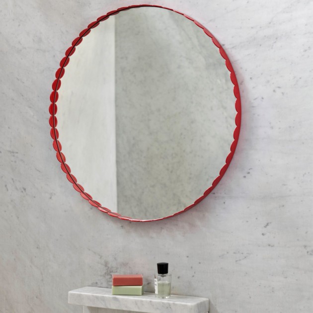Imagen ambientada baño Arcs espejo round red de HAY