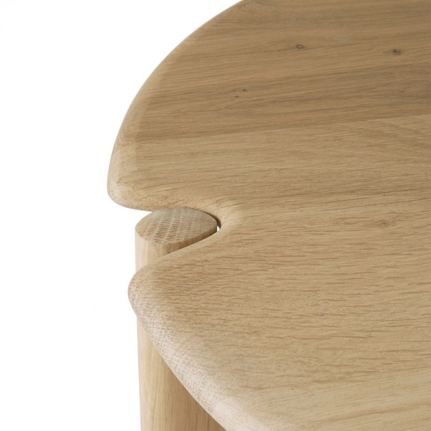 Detalle sobre mesa auxiliar PI en madera de roble barnizado de Ethnicraft