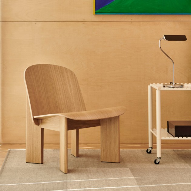 Imagen ambientada Chisel Lounge Chair madera de roble barnizado al agua de HAY