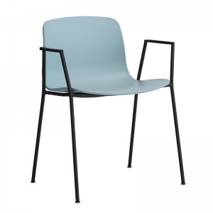 About A Chair AAC18 color dusty blue con pata negra de HAY
