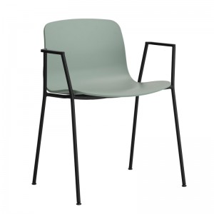 About A Chair AAC18 color fall green con pata negra de HAY