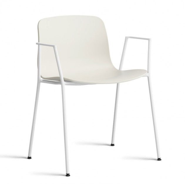 About A Chair AAC18 color melange cream con pata blanca de HAY