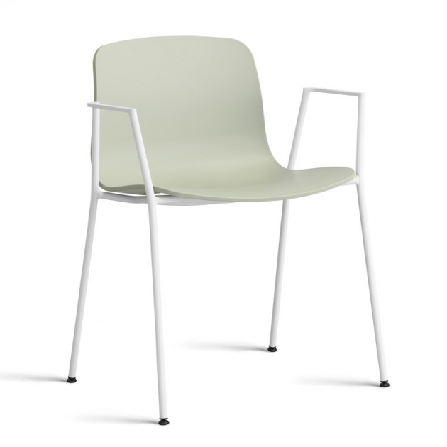 About A Chair AAC18 color pastel green con pata blanca de HAY
